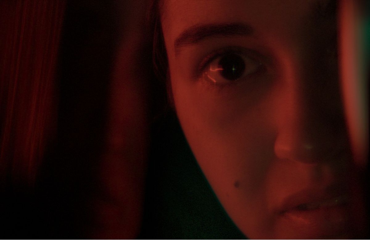 زیرنویس فیلم The Red Suitcase 2022 - بلو سابتايتل زیرنویس فیلم The Red Suitcase 2022 - بلو سابتايتل