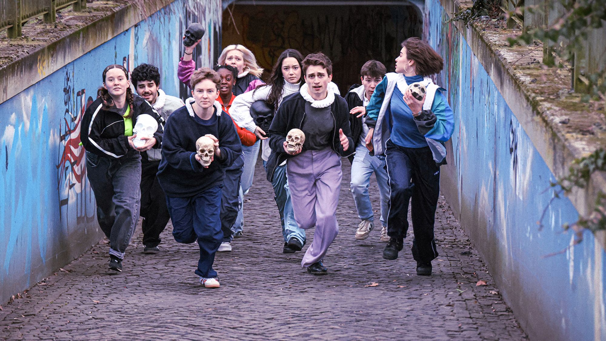 | | Eine Gruppe Jugendlicher rennt der Kamera entgegen.