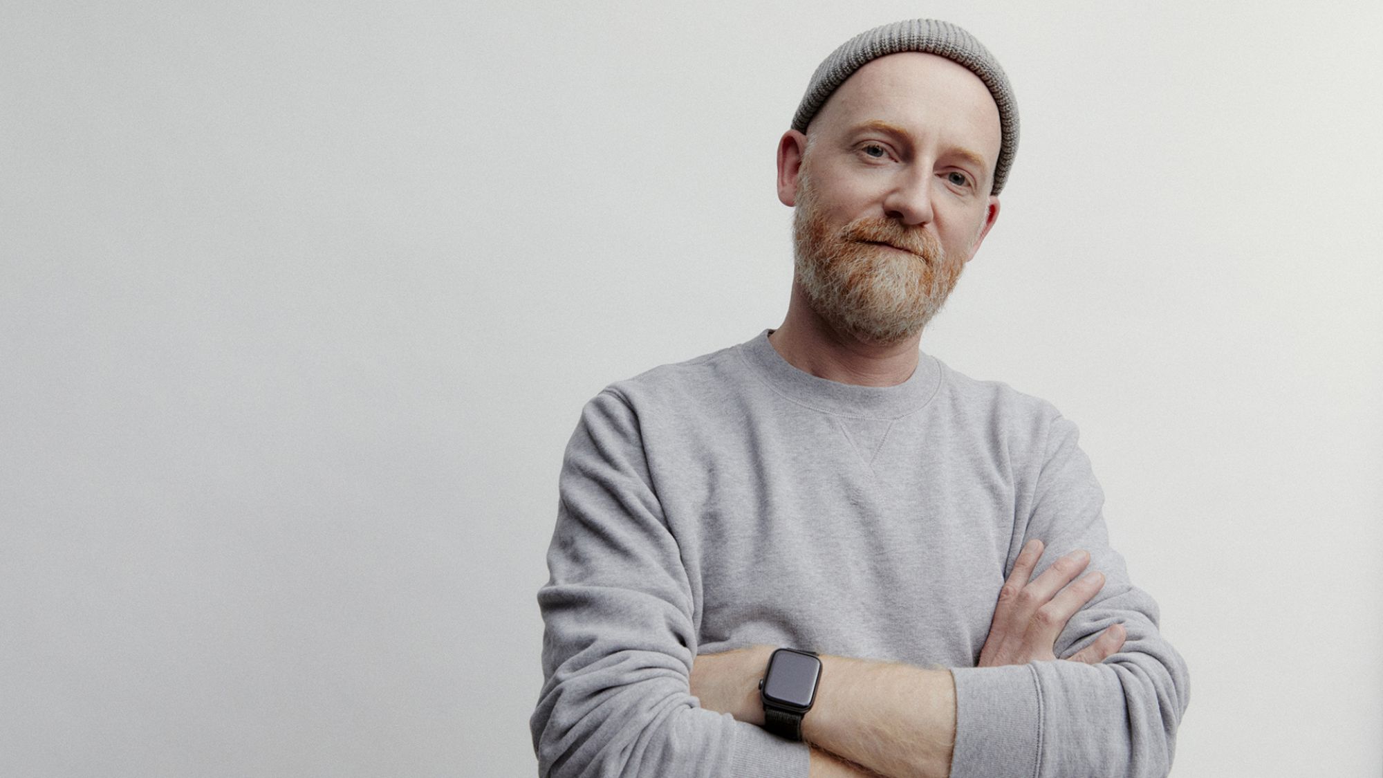 | | Magnus Lechner Ein Mann schaut in die Kamera. Er trägt eine Mütze und einen grauen Pullover.