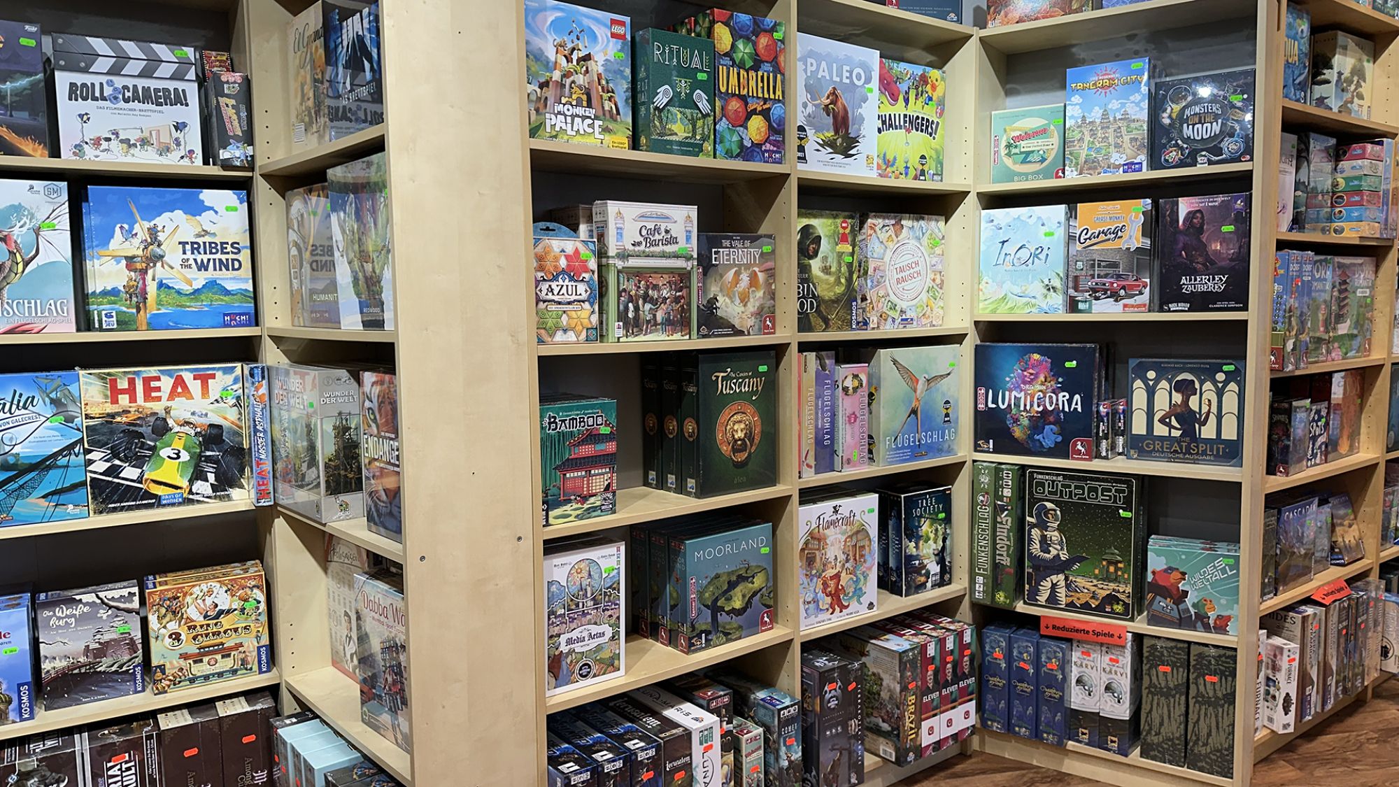 | | In einem Regal stehen mehrere Brettspiele.