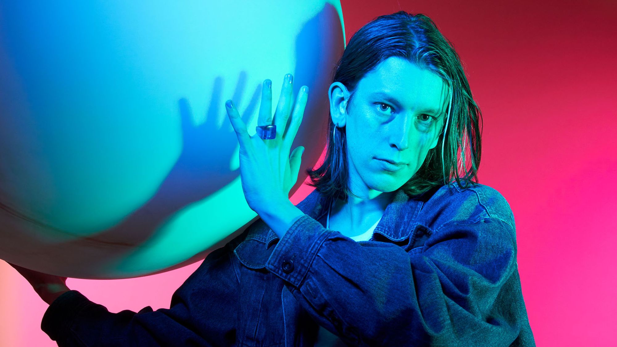 | | HfK: Berderow, Kirchner, Olker Eine Person schaut in die Kamera. In der Hand hält sie einen großen Ballon.