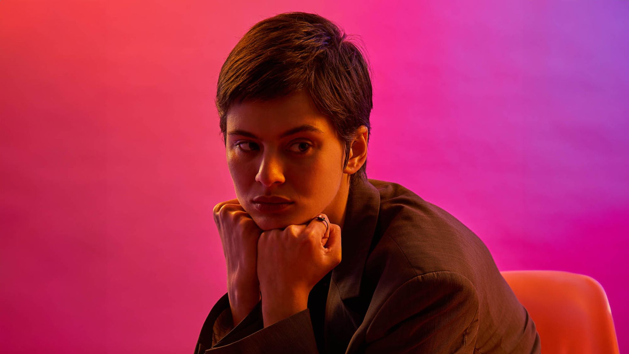 | | HfK: Berderow, Kirchner, Olker Eine Frau sitzt auf einem Stuhl. Sie stützt ihr Kinn auf ihren Händen ab.