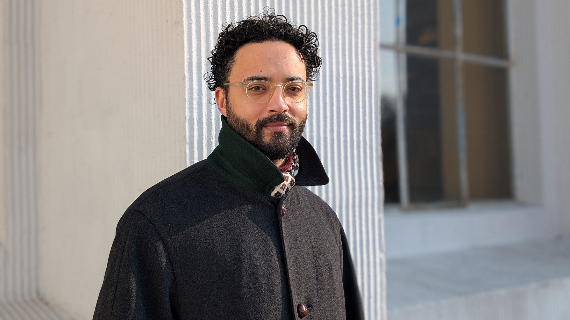 | | privat Ein Mann blickt in die Kamera.