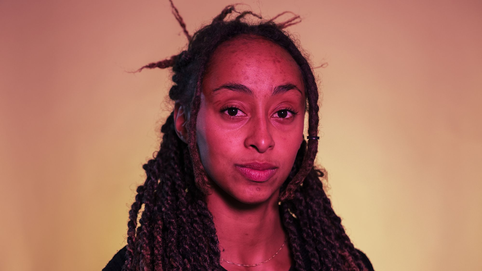 | | Eine Person blickt in die Kamera.