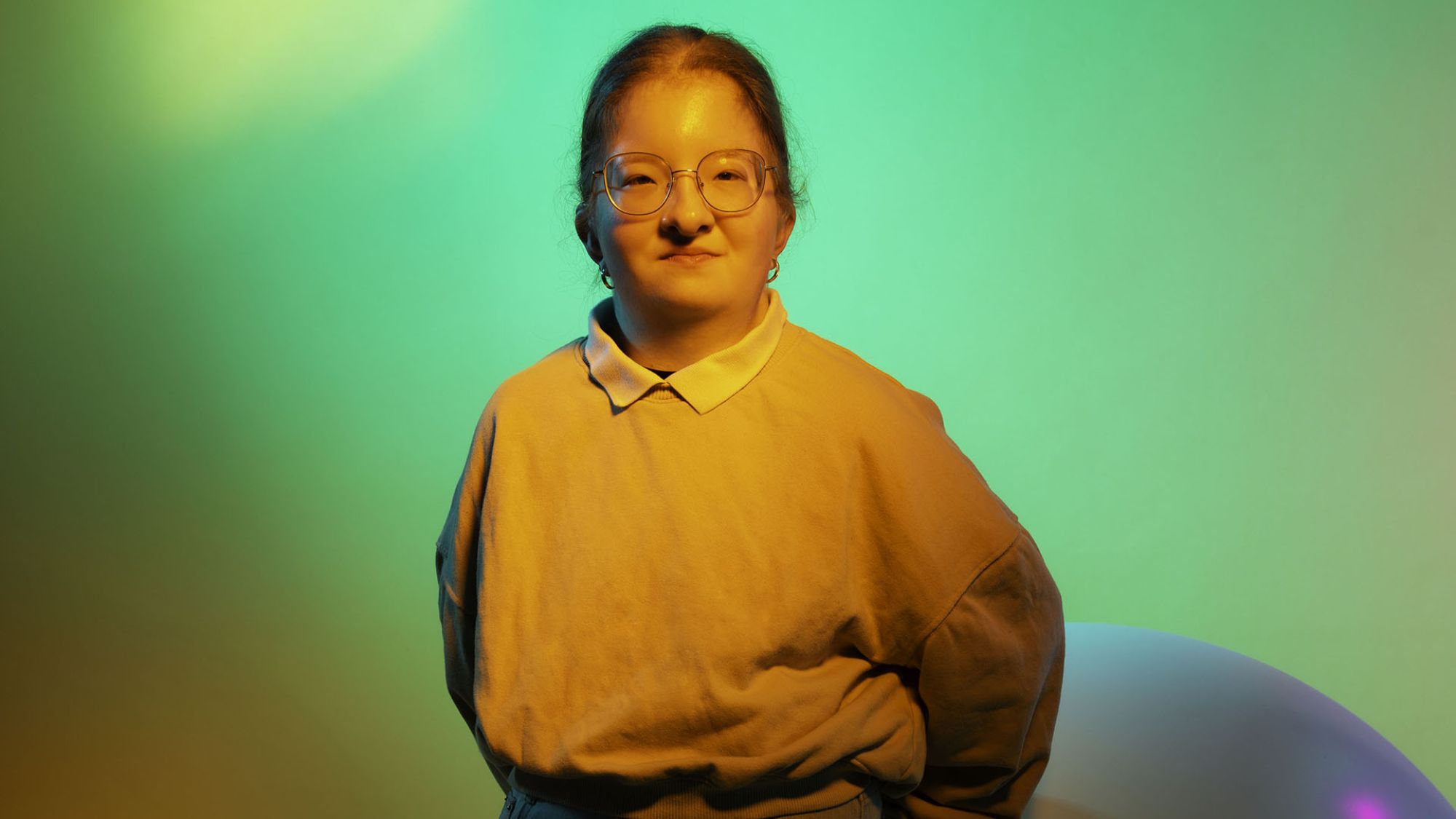 | | HfK: Berderow, Kirchner, Olker Eine Frau schaut in die Kamera.