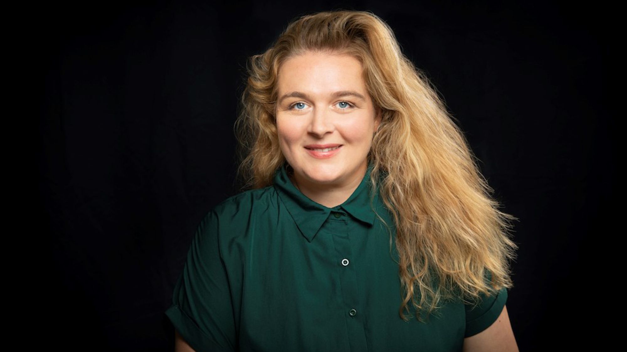 | | Merav Maroody Eine Frau schaut in die Kamera. Sie trägt eine grüne Bluse. Der Hintergrund ist schwarz.