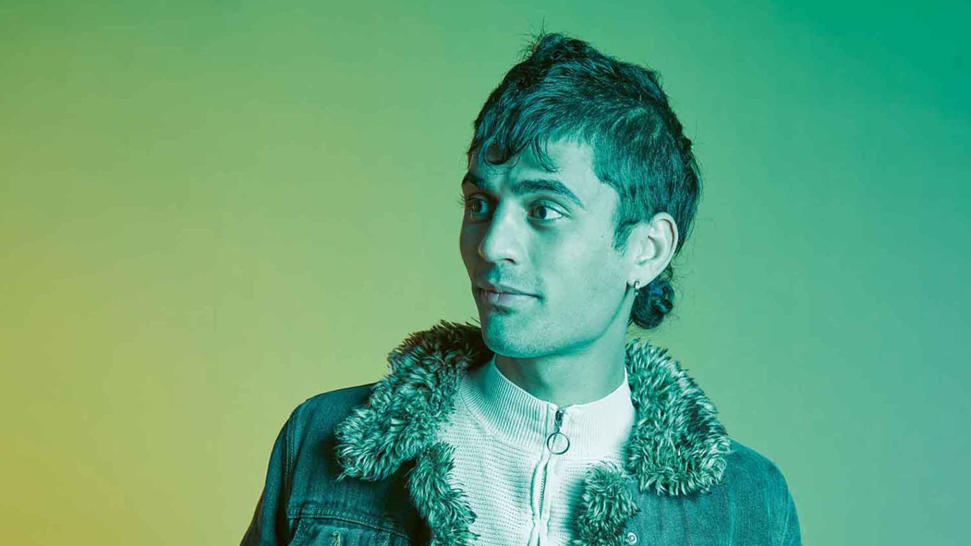 | | HfK: Berderow, Kirchner, Ölker Ein Mann schaut zur Seite. Er trägt einen weißen Pullover und eine Jeansjacke.