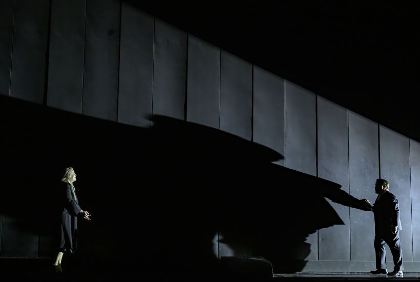 null | © Bettina Stöß Zwei Personen in einer dunklen Szene mit Schatten auf einem grauen Hintergrund.