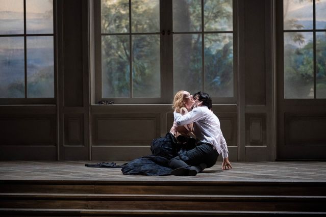 Sara Jakubiak as Francesca, Jonathan Tetelman as Paolo il Bello