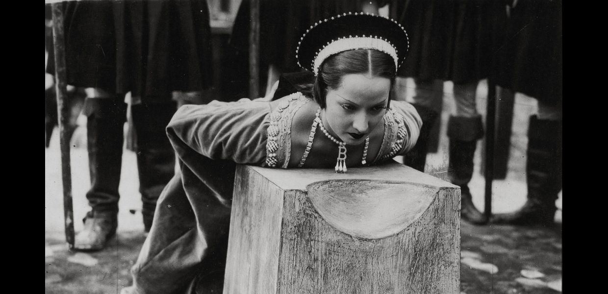 Die Hinrichtung Anne Boleyns [Merle Oberon] in Alexander Kordas Film »Das Privatleben Heinrichs VIII.« von 1933 © akg-Images