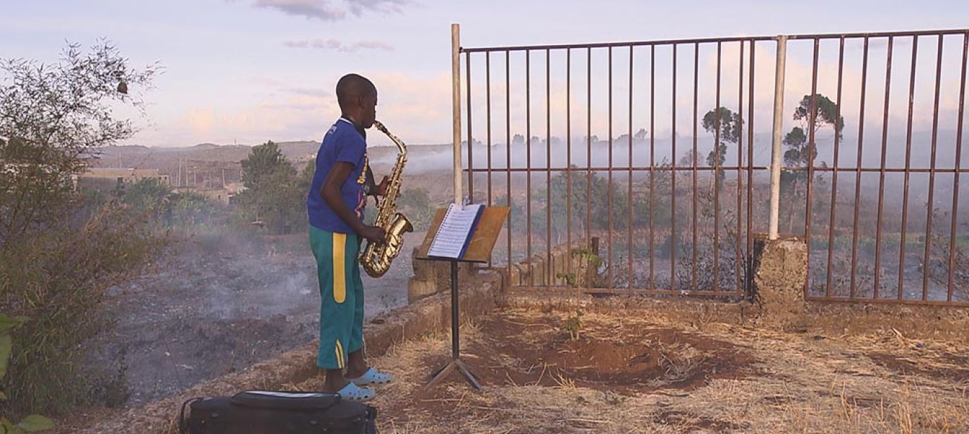 Fidel: mit dem Saxophon im Rauch der Müllhalde