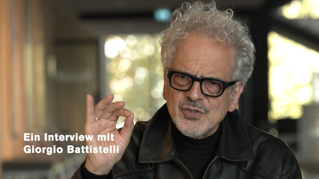 Das Bild zeigt Giorgio Battistelli im Foyer der Deutschen Oper Berlin. Es ist das Standbild zu einem gefilmten Interview mit Battistelli.
