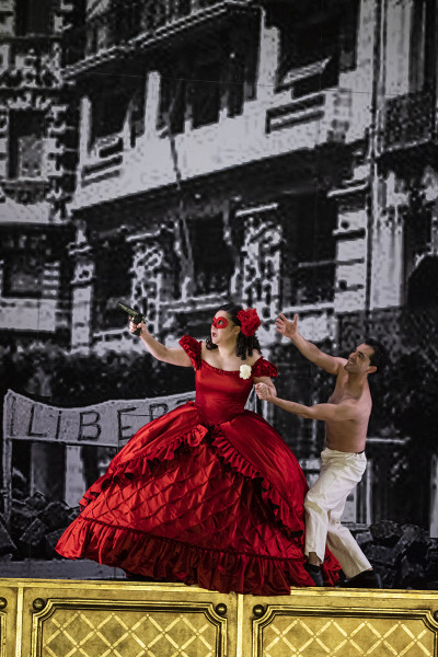 Hélène tanzt in einer riesigen roten Robe auf dem Ball des Guy de Montfort.