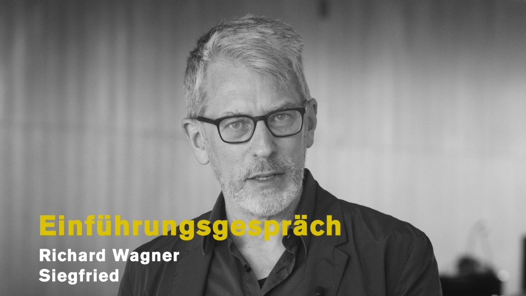 Dieses Foto ist das Standbild zur Video-Einführung mit Chefdramaturg Jörg Königsdorf: Eine Porträtaufnahme von Jörg Königsdorf in schwarz/weiß