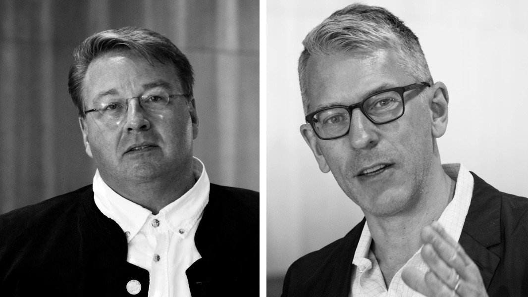 Dieses Foto ist das Standbild zur digitalen Werkeinführung der beiden Dramaturgen Alexander Meier-Dörzenbach (links) und Jörg Königsdorf (rechts). Die Porträtbilder der beiden Herren sind schwarz/weiß.