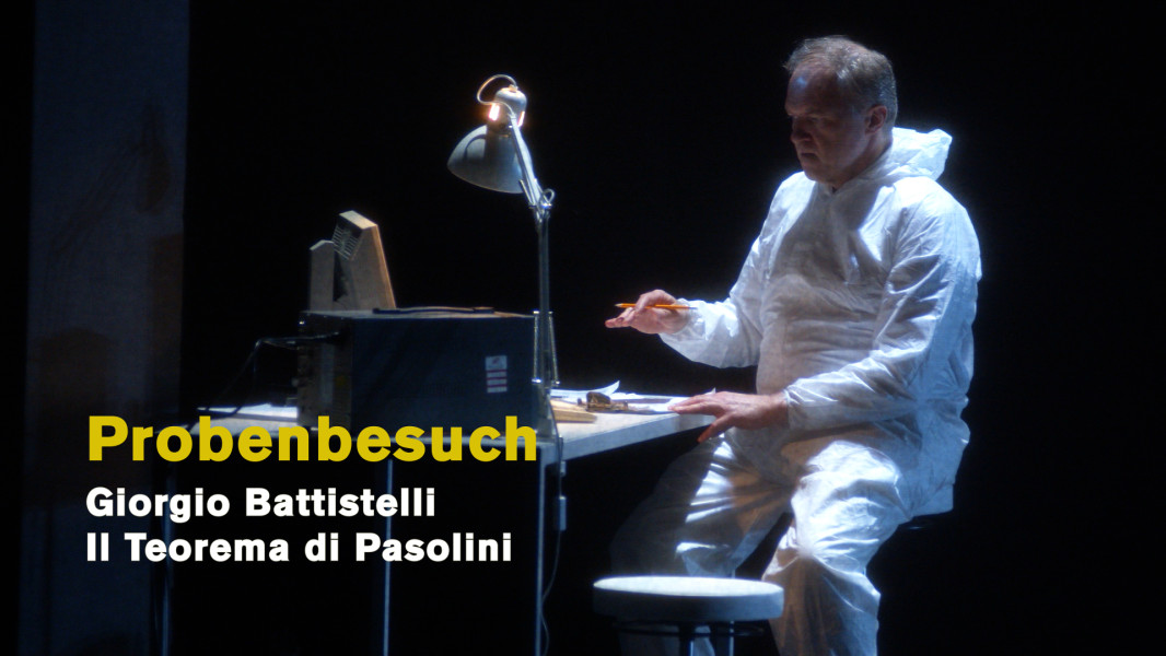Dieses Bild zeigt das Davide Damiani als Paolo am Computer. Es ist das Standbild zum Video "Ein Probenbesuch: Il Teorema di Pasolini". Im Video sprechen Dead Centre über ihre Inszenierung.