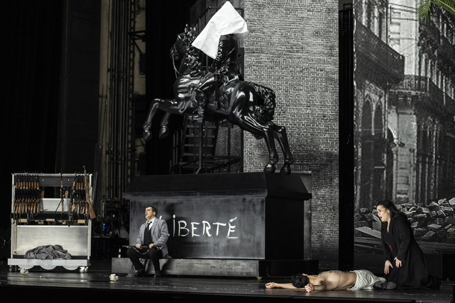 Eine verhüllte Reiterstatue, ein offener Waffenschrank mit fehlenden Waffen und ein getöteter Mann verdeutlichen den revolutionären Zustand auf den Straßen. Das Wort Liberté ist in großen Lettern an den Sockel der Statue geschrieben. Henri sitzt auf dem Sockel, Hélène kniet neben der Leiche.