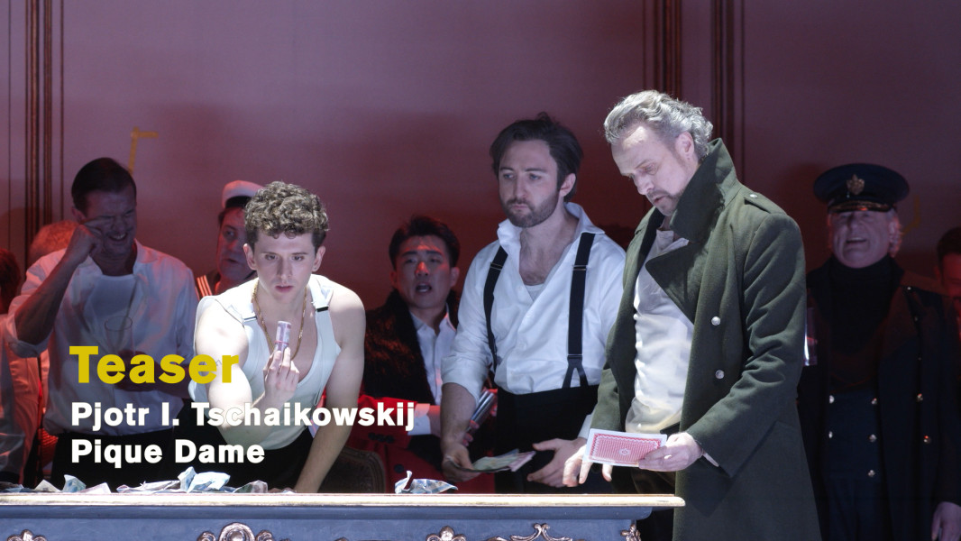Dieses Foto ist das Standbild zu einem Kurzteaser mit Impressionen aus der Inszenierung Sam Browns. Hermann ist mit seinen Kameraden am Spieltisch. Alle sind einigermaßen derangiert.
