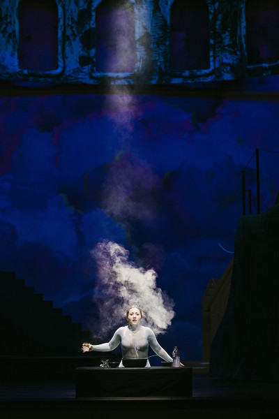 Suor Angelica vor einem rauchenden Altar.