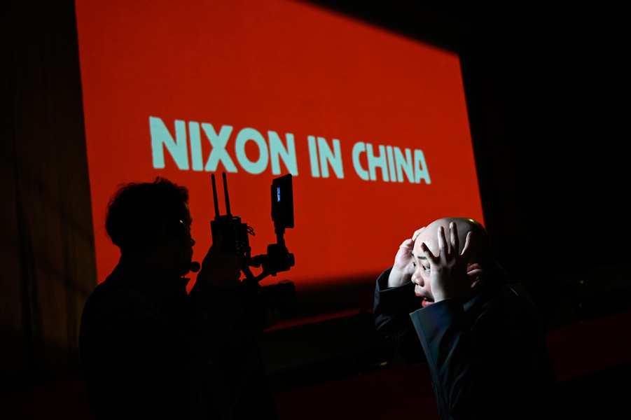 Mao Tse-tung schaut entsetzt in eine Kamera. Hinter ihm auf roter Leinwand die Worte: Nixon in China.