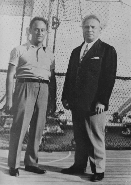 Beginn einer Freundschaft: Der Physiker und spätere Mitentwickler der ersten Atombombe Enrico Fermi (l.) trifft Respighi 1928 zufällig an Bord eines Schiffes auf dem Weg nach Südamerika © Bridgeman Images