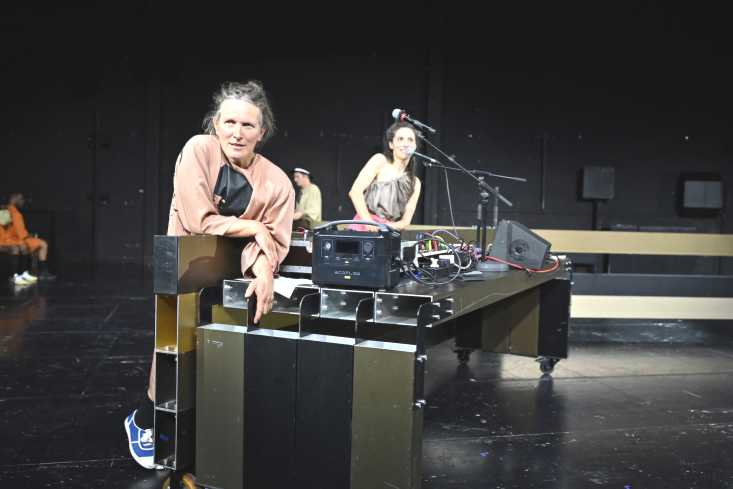 © Knut Klaßen // Zwei Frauen lehnen an einem DJ-Pult