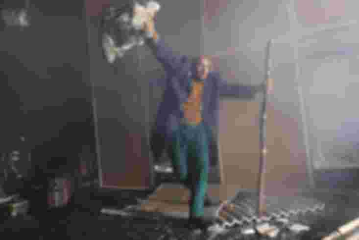 Ein Mann tanzt mit einem Wolfskopf in der Hand auf der Bühne. 