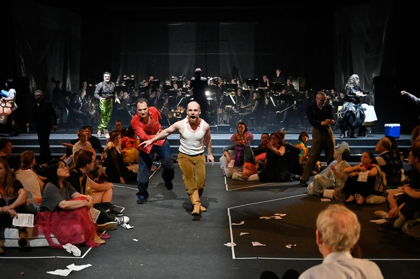 TITLE: Aufstieg und Fall der Stadt Mahagonny
URHEBER: Thomas Aurin Alaskawolfjoe bereitet sich auf den Boxkampf mit Dreieinigkeitsmoses vor. Im Hintergrund Jim Mahoney und Sparbüchsenbill.