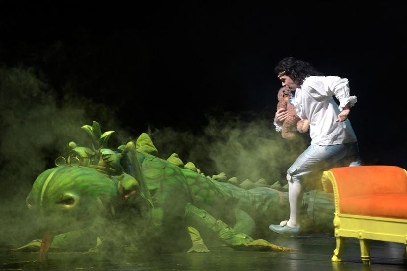 TITLE: Das Märchen von der Zauberflöte
URHEBER: Bettina Stöß Tamino begegnet der großen Schlange. Eng presst er den Teddybär an seine Brust und versucht zu fliehen, wird aber gleich in Ohnmacht fallen.