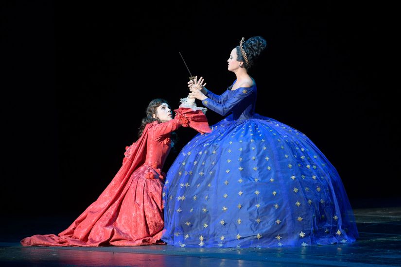 TITLE: Das Märchen von der Zauberflöte
COPYRIGHT: Bettina Stöß Die Königin der Nacht trägt ihrer Tochter Pamina auf, Sarastro zu töten. Sie überreicht ihr einen langen Dolch.
