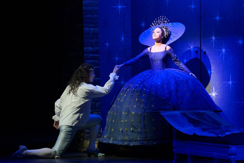 TITLE: Das Märchen von der Zauberflöte
URHEBER: Bettina Stöß1 Die Königin der Nacht erscheint vor Tamino. Sie ringt ihm das Versprechen ab, ihre Tochter Pamina aus dem Tempel des Sarastro zu befreien. Die Königin trägt ein ausladendes nachblaues Kleid, das goldenen Sternen bestickt ist. Um ihren Hals trägt sie eine "spanische Krause" und auf dem Haupt ein strahlendes Diadem.