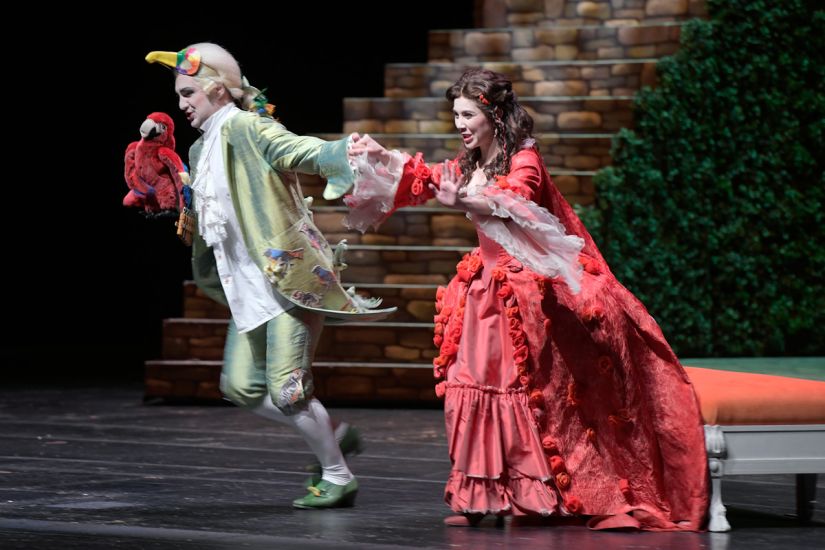 TITLE: Das Märchen von der Zauberflöte
COPYRIGHT: Bettina Stöß Papageno nimmt Pamina bei der Hand. Gemeinsam beschließen sie zu fliehen.