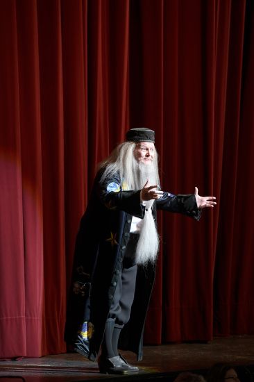 TITLE: Das Märchen von der Zauberflöte
URHEBER: Bettina Stöß Im Märchen von der Zauberflöte wird Mozarts Meisterwerk für Kinder ab 5 Jahren nicht nur deutlich gekürzt, sondern ein Sprecher erzählt und erklärt außerdem das Geschehen. Dieser Erzähler sieht ein wenig aus wie ein Zauberer. Er hat graues Haar und einen sehr langen weißen Bart.