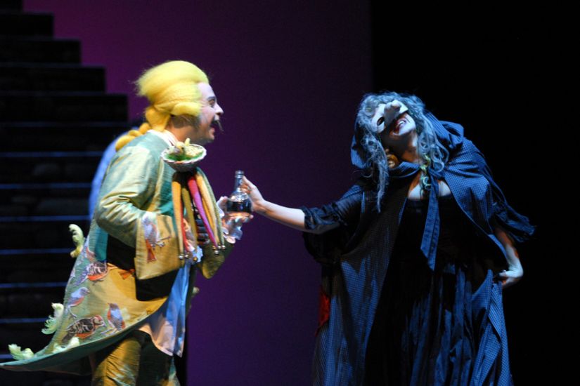 TITLE: Das Märchen von der Zauberflöte
COPYRIGHT: Bettina Stöß Papageno trifft auf Papagena. Noch ist sie verzaubert als altes Weibchen, aber bald wird sie sich entpuppen.