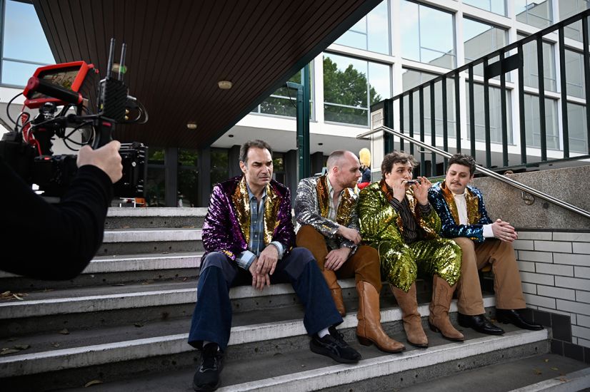 TITLE: Aufstieg und Fall der Stadt Mahagonny
URHEBER: Thomas Aurin Die vier Alaska-Holzfäller Jim Mahoney, Jakob Schmidt, Sparbüchsenbill und Alaskawolfjoe sitzen auf der Treppe der U-Bahnstation. Sie tragen Paillettenanzüge und Cowboy-Stiefel.