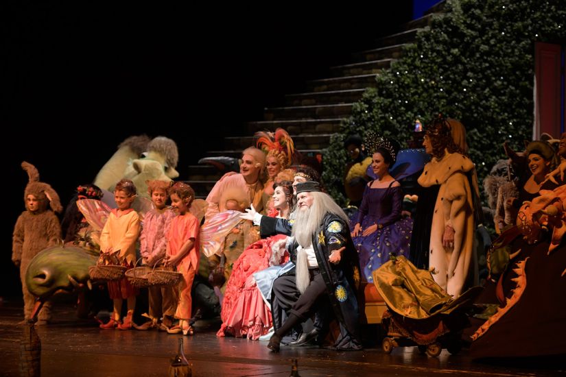TITLE: Das Märchen von der Zauberflöte
COPYRIGHT: Bettina Stöß Das große Finale der Oper: Die Paare haben sich gefunden, zahllose fröhliche Tiere feiern mit ihnen ihr Glück.