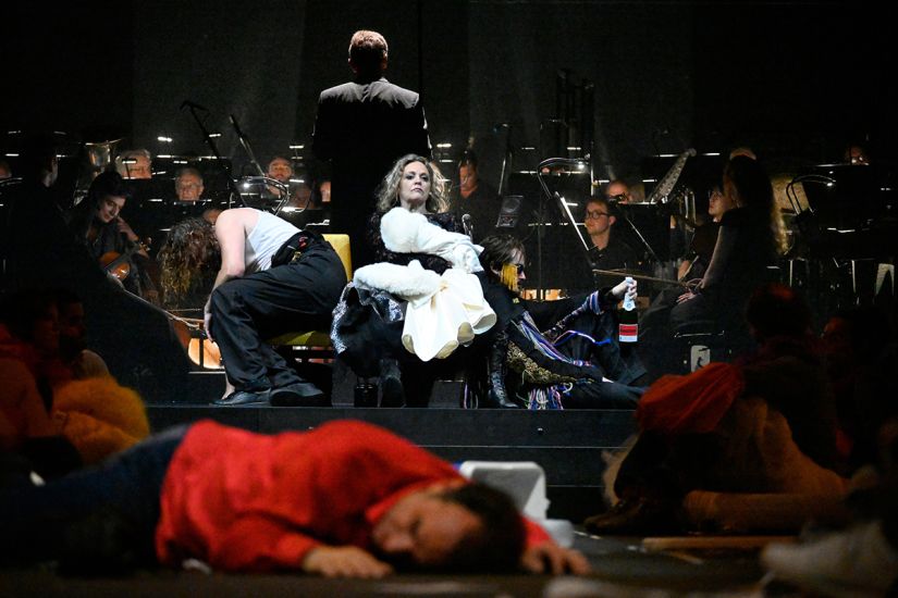 TITLE: Aufstieg und Fall der Stadt Mahagonny
URHEBER: Thomas Aurin Jimmy liegt tot auf der Bühne. Hinter ihm Leokadja Begbick und Dreieinigkeitsmoses.