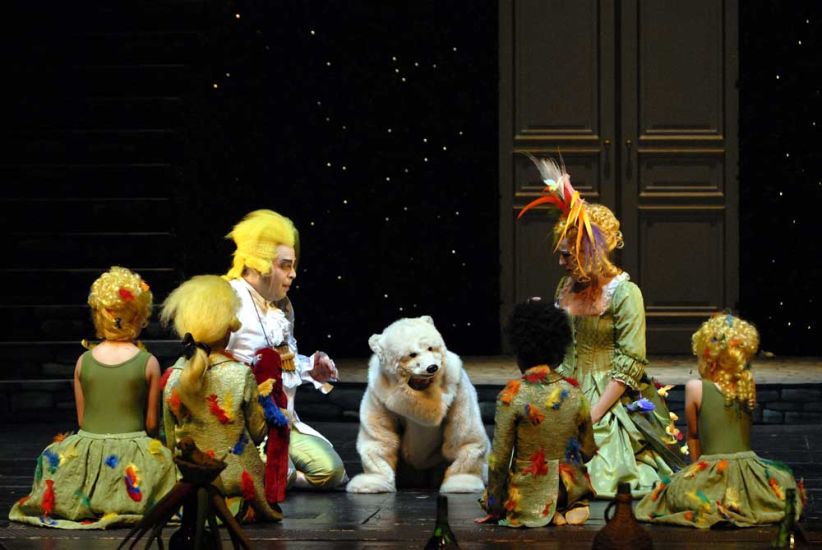 TITLE: Das Märchen von der Zauberflöte
COPYRIGHT: 2008 Bettina Stöß Papagena ist entzaubert, als junge Frau steht sie vor Papageno. Hier träumen sie davon, wieviele Kinder sie dereinst als glückliches Ehepaar haben werden.