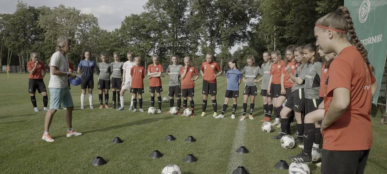 KICK IT LIKE A GIRL  // © 2023 Jennifer Günther | Karin de Miguel Wessendorf    KICK IT LIKE A GIRL