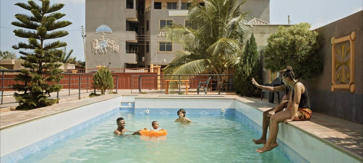 FAMILIAR PLACES   // © 2024 Antonia Kilian | PRSPCTV Productions | SYNDICADO    FAMILIAR PLACES