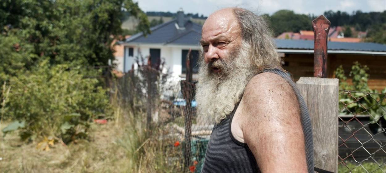 PASTOR LOTHAR STOPS  // © 2022 Weltkino Filmverleih | Neue Bioskop Film GmbH    PASTOR LOTHAR STOPS