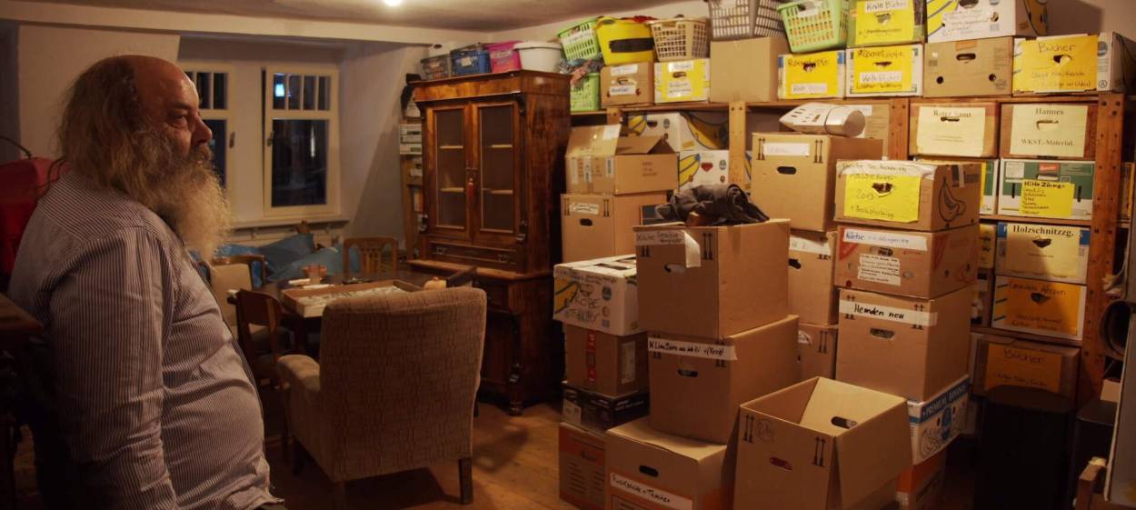 PASTOR LOTHAR STOPS  // © 2022 Weltkino Filmverleih | Neue Bioskop Film GmbH    PASTOR LOTHAR STOPS