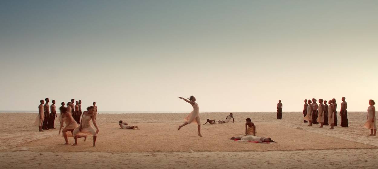 DANCING PINA  // © 2022 Florian Heinzen-Ziob | mindjazz    DANCING PINA