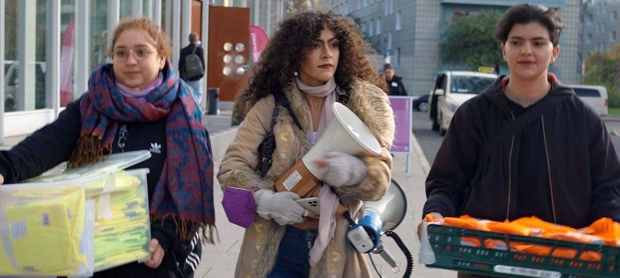 NEVER ALONE, ALWAYS TOGETHER  // © 2024 Neue Visionen Filmverleih GmbH    NEVER ALONE, ALWAYS TOGETHER