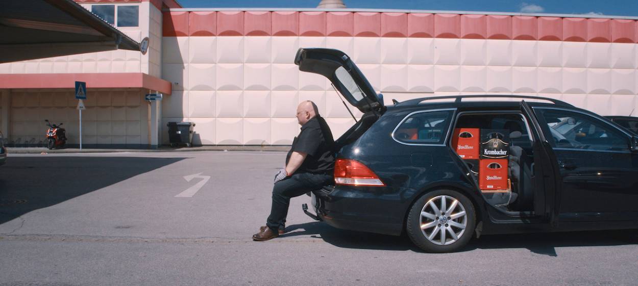 TRINKHALLE   // © 2023 Amina Falah | Vervest Films    TRINKHALLE