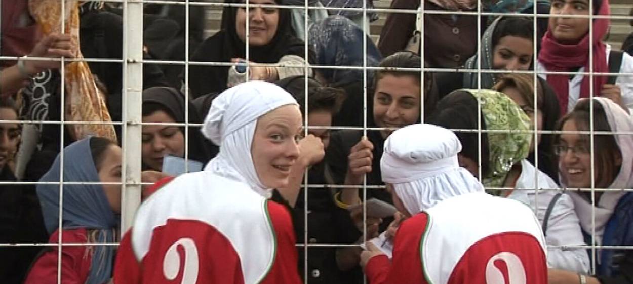 FOOTBALL UNDER COVER  // © 2008 Illumina Films    FOOTBALL UNDER COVER