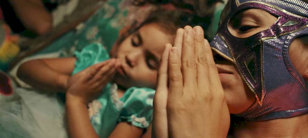 LUCHADORAS  // © 2021 RISE AND SHINE    LUCHADORAS