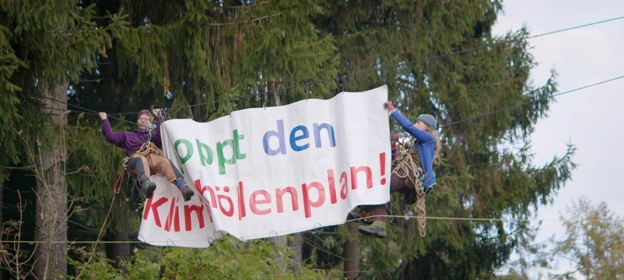 HOW TO PROTEST IN THE LAND OF PLENTY  // © 2022 Christian Fussenegger, Bernadette Hauke    HOW TO PROTEST IN THE LAND OF PLENTY