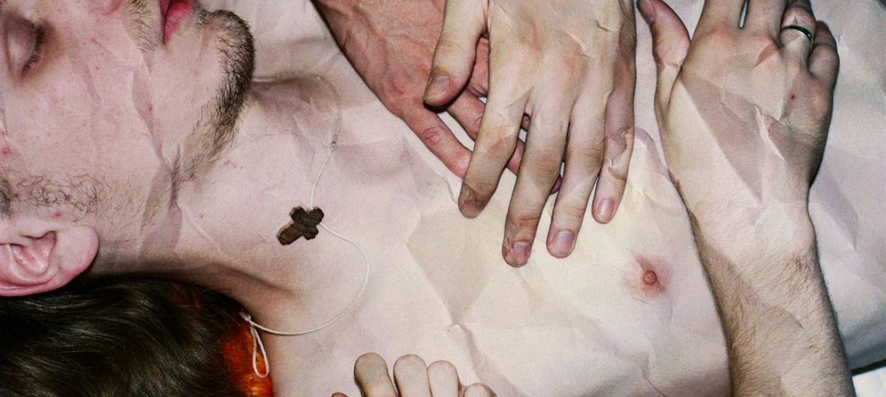 HOW TO SAVE A DEAD FRIEND  // © 2022 LIGHTDOX    HOW TO SAVE A DEAD FRIEND