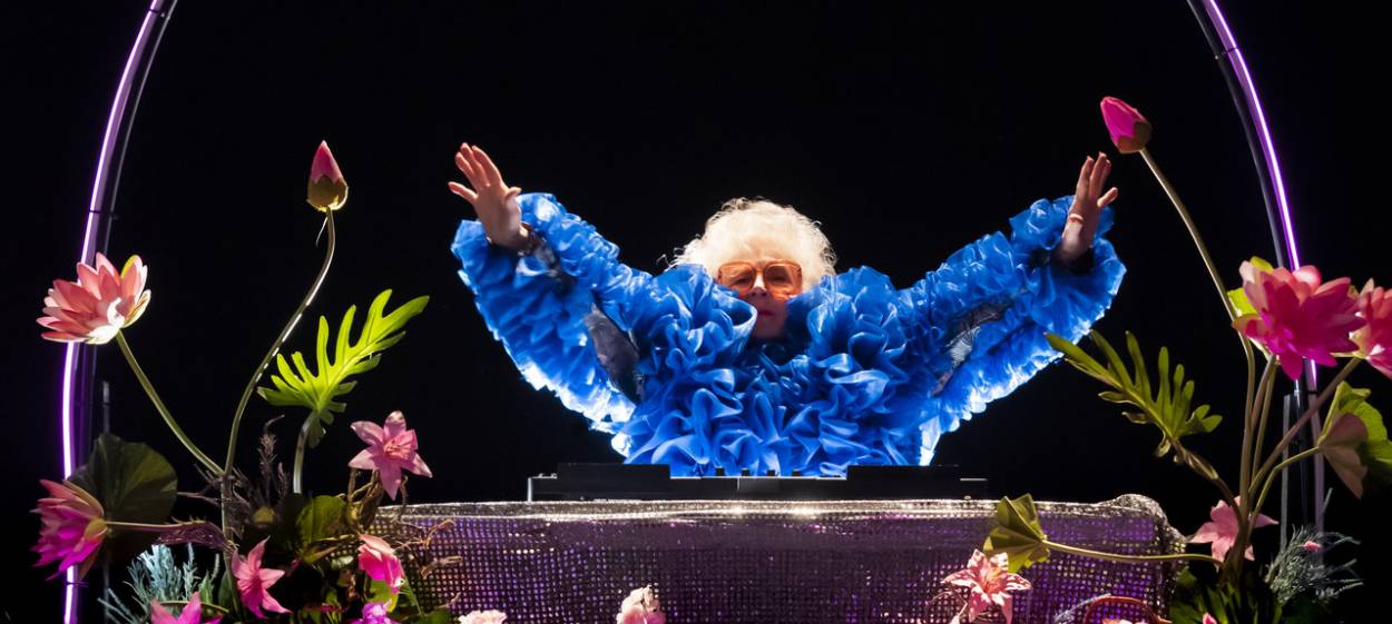 VIKA!   // © 2023 Deckert Distribution | MY WAY STUDIO    VIKA!